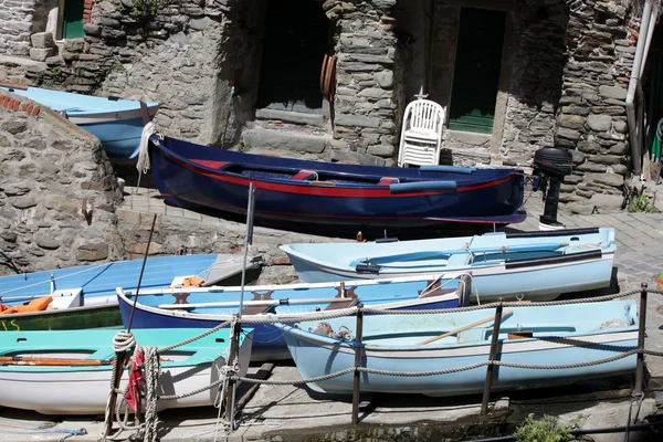 Рыболовные лодки в итальянской Чинкве-Терре — стоковое фото