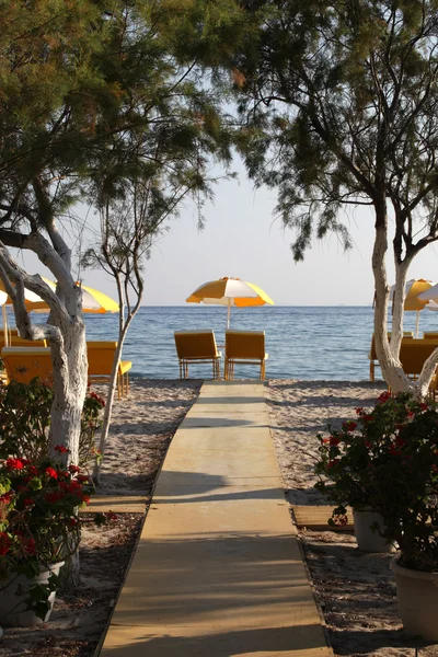 Deux chaises longues et parasol sur la plage. Tigaki, Grèce — Photo