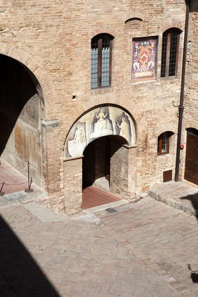 Themis - divine justice in San Gimignano, — Stock Photo, Image