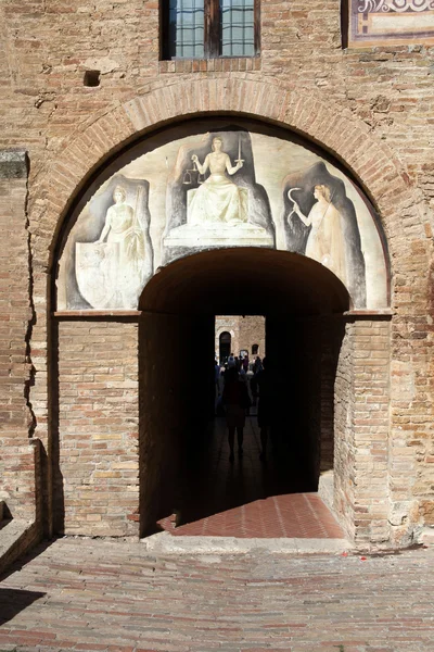 Themis - justiça divina em San Gimignano , — Fotografia de Stock