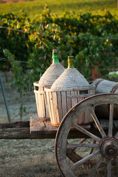 Een kar geladen met wijn flessen — Stockfoto