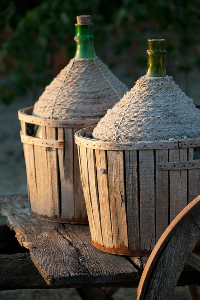 Un carrello pieno di bottiglie di vino — Foto Stock