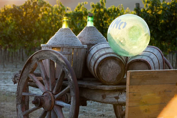 En vagn lastad med vinflaskor — Stockfoto