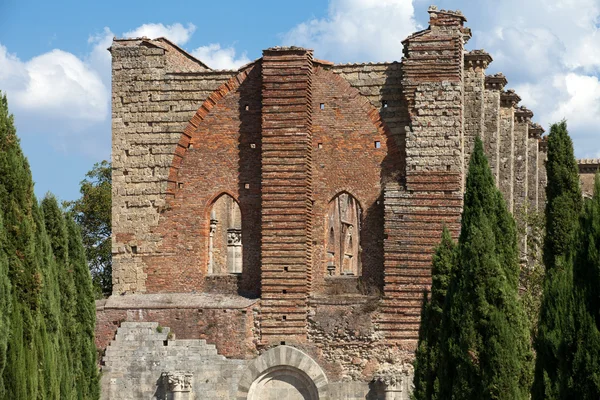 Na fasadzie opactwa san galgano, Toskania, — Zdjęcie stockowe