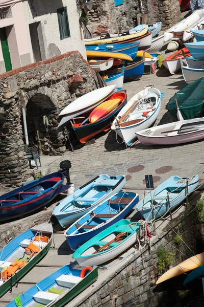 Рыболовные лодки в итальянской Чинкве-Терре — стоковое фото
