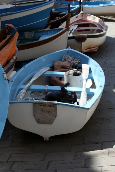 Рибальські човни в Чінкве Терре Італії — стокове фото