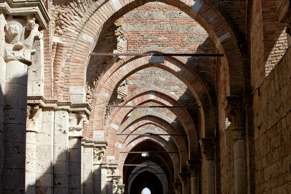 修道院的圣加尔加诺修道院中侧殿 — 图库照片