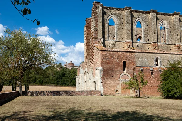 Sidovägg av klostret i san galgano. Toscana — Stockfoto