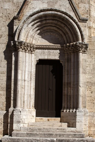 Церковний la collegiata di san Куїрико d'orcia, Тоскана — стокове фото