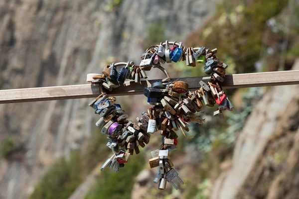 Lockers symbolizing love in Cinque Terre, Italy — Stock Photo, Image
