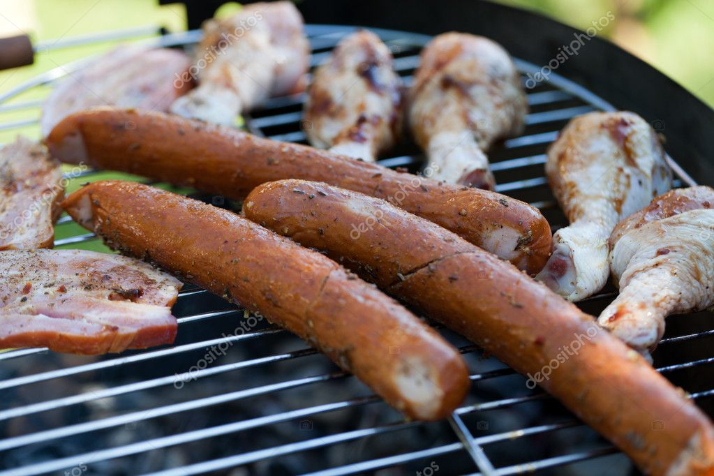 Barbecue avec délicieuse viande grillée sur le gril — Photographie ...