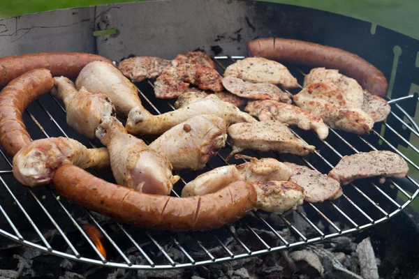 Barbecue con deliziosa carne alla griglia — Foto Stock