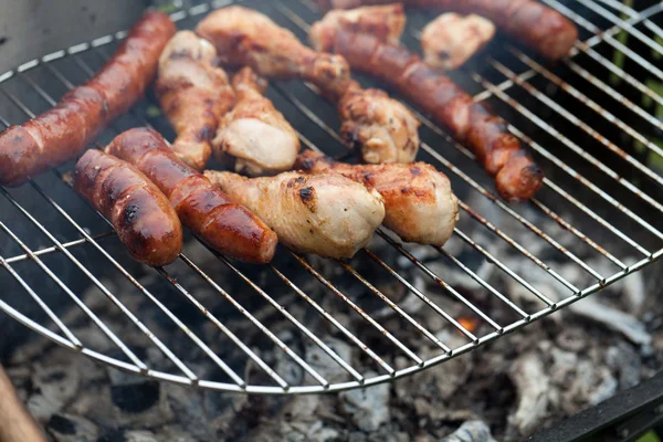 Grilli herkullista grillattua lihaa grillillä — kuvapankkivalokuva