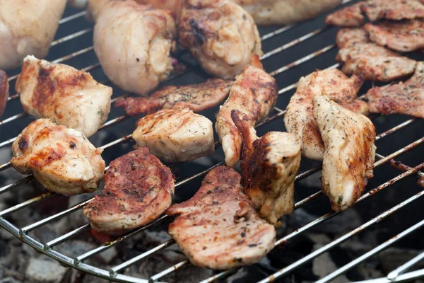 Grill finom grillezett hússal grillen — Stock Fotó