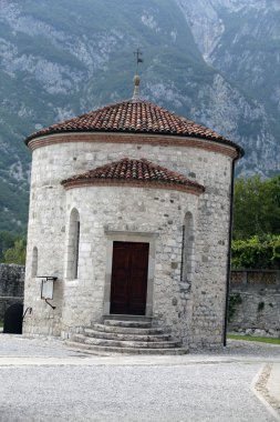 venzone'nın katedral kilise tarafından vaftizhane.