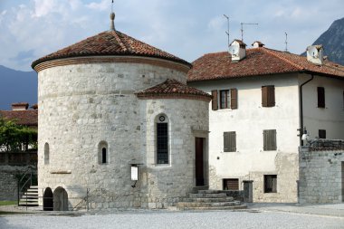 venzone'nın katedral kilise tarafından vaftizhane.