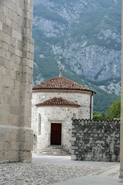 venzone'nın katedral kilise tarafından vaftizhane.