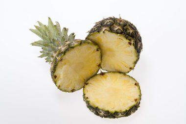 Beyaz arka planda taze bir ananas.