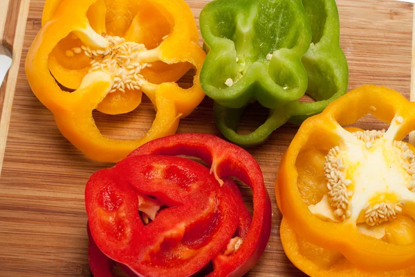 Close up van rode, gele en groene paprika 's — Stockfoto