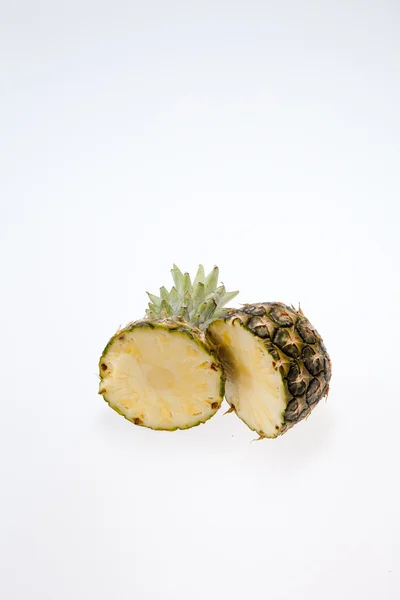 Čerstvý plátek ananas na bílém pozadí — Stock fotografie