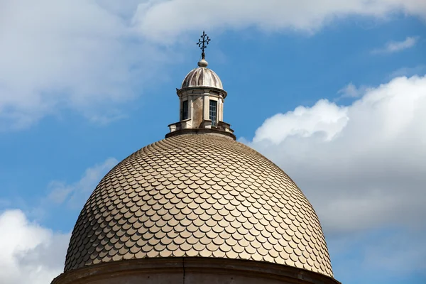 Pisa - camposanto koepel met betrekking tot de blauwe hemel — Stockfoto