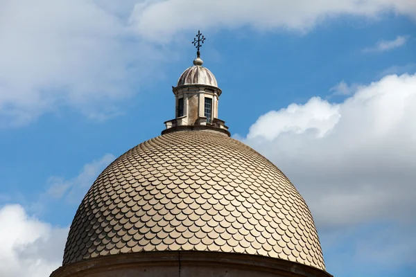 Pisa - kopuła camposanto odnoszących się do błękitnego nieba — Zdjęcie stockowe