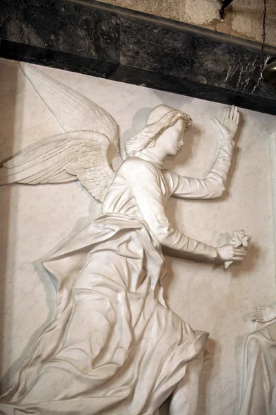 Anioł wykonuje gest anons — Zdjęcie stockowe
