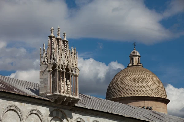 Pisa - camposanto dome avser den blå himlen — Stockfoto