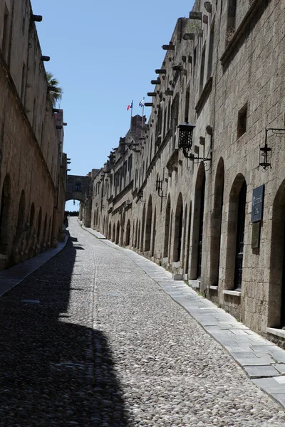 Oude stad van Rhodos. Straat van de ridders (nu ambassade straat) — Stockfoto