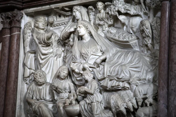 Preekstoel door nicola pisano in het Baptisterium van pisa — Stockfoto
