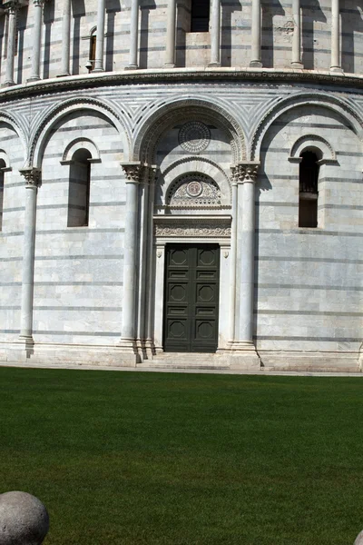 Pise Baptiste de Saint-Jean sur la Piazza dei Miracoli — Photo
