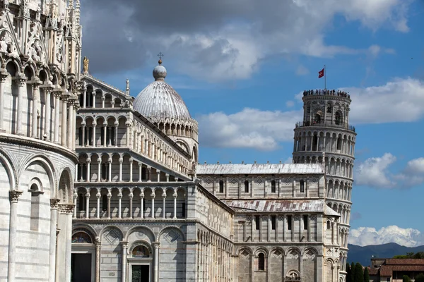 Pise - Tour penchée et Duomo sur la Piazza dei Miracoli — Photo