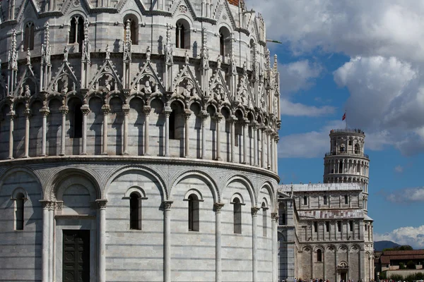 Пиза - Баптистерия, наклонная башня и Дуомо на площади Пьяцца дей Мираколи — стоковое фото