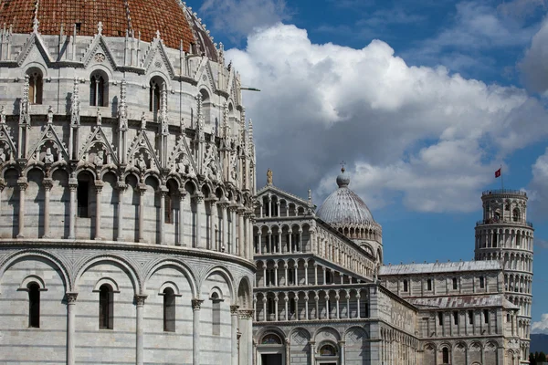 Pisa - Baptisterio, Torre Inclinada y Duomo en la Piazza dei Miracoli — Foto de Stock