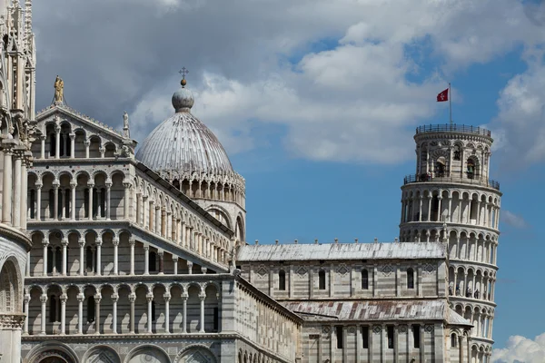 Пиза - Пизанская башня и Дуомо на площади Пьяцца дей Мираколи — стоковое фото