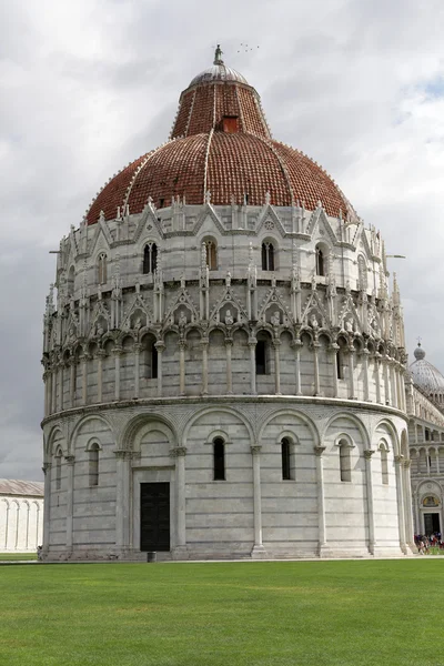 Pisa - Baptistry of St. John in the Piazza dei Miracoli — Stock Photo, Image