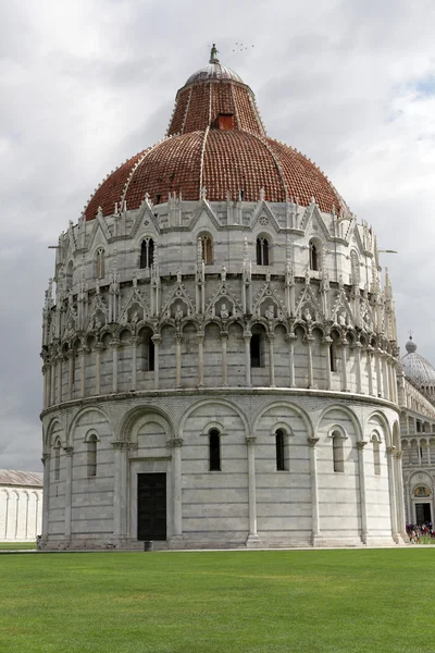 Pisa - Baptistry of St John i Piazza dei Miracoli — Stockfoto