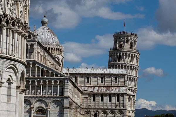Pise - Tour penchée et Duomo sur la Piazza dei Miracoli — Photo