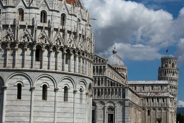 Pisa - baptisterium, Šikmá věž a dómu v piazza dei miracoli — Stock fotografie