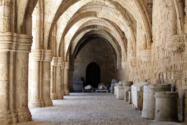 Rhodes - de middeleeuwse gebouw van het ziekenhuis voor de ridders. — Stockfoto