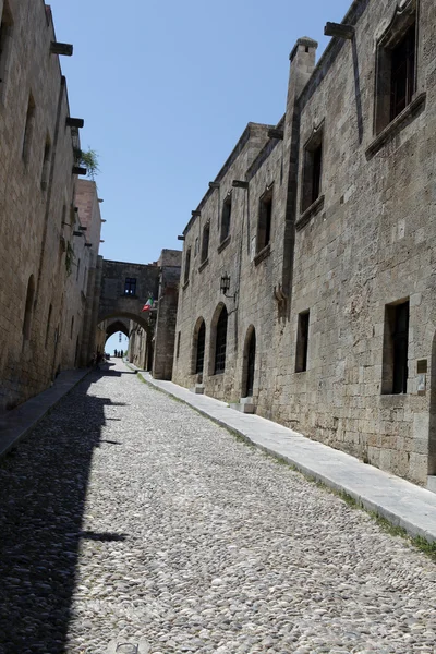 Oude stad van Rhodos. Straat van de ridders (nu ambassade straat) — Stockfoto