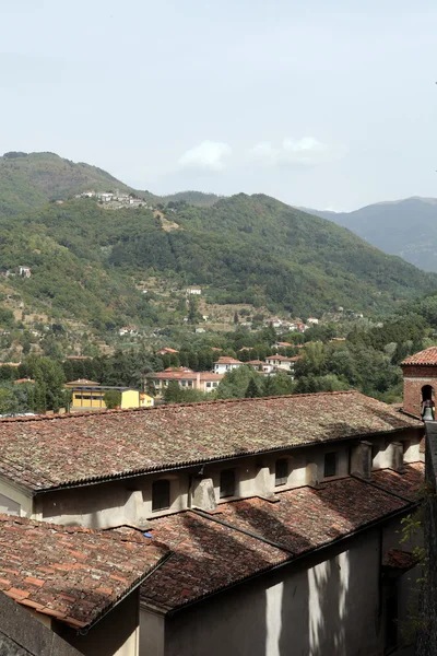 Barga una ciudad medieval en la cima de una colina en Toscana . —  Fotos de Stock