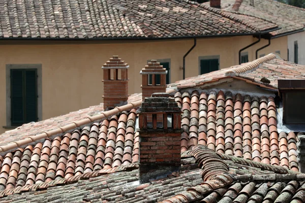 Barga une ville médiévale au sommet d'une colline en Toscane . — Photo