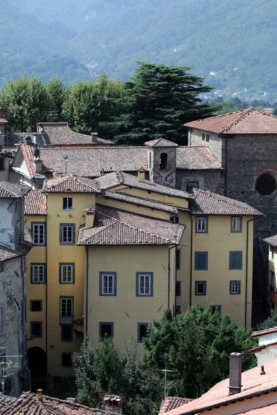 Barga una ciudad medieval en la cima de una colina en Toscana . — Foto de Stock