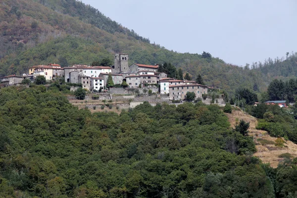 Barga uma cidade medieval no topo de uma colina na Toscana . — Fotografia de Stock