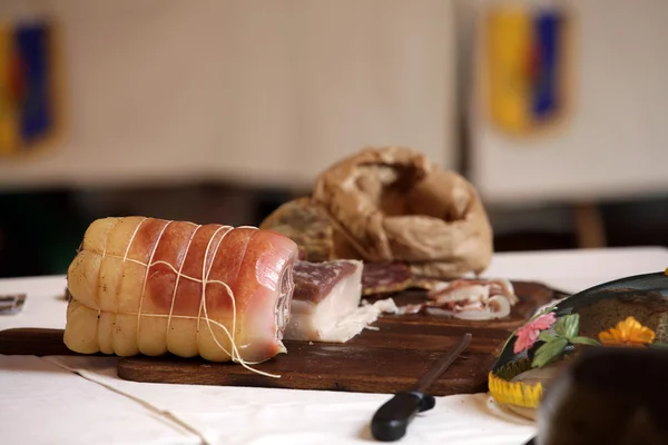 Produkcji mięsa peklowane toskańskich produktów na kraj sprawiedliwy — Zdjęcie stockowe