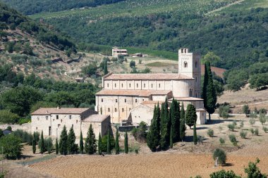 İtalya, Toskana 'da Montalcino yakınlarında Sant Antimo Manastırı