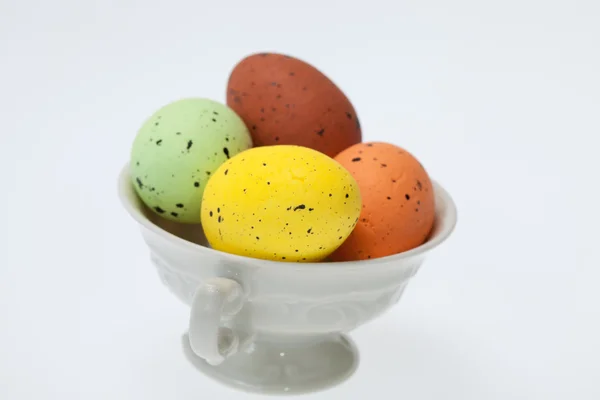 Ovos de páscoa coloridos em copo branco — Fotografia de Stock