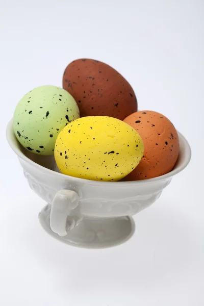 Œufs de Pâques colorés en tasse blanche — Photo