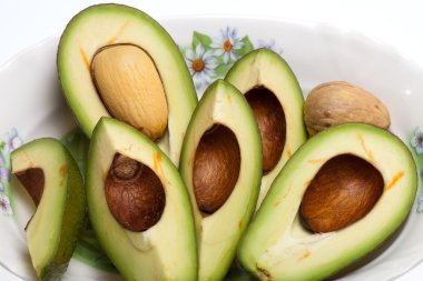 taze avokado yarım plaka üzerinde